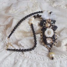 Collana vintage Sacred Black Haute-Couture ricamata con cristalli Swarovski, nastro di organza e perline Miyuki